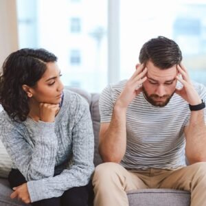 Você está tentando salvar o relacionamento sozinha? Entenda os sinais e como romper esse ciclo